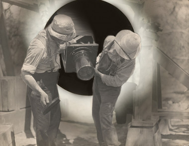 <p><strong>FOTOGALERÍA. </strong>Un equipo internacional de astronómos observó el eclipse solar del 21 de septiembre 1922, usando intrumentos como esta ‘cámara Einstein’ en Wollal, Australia Occidental, para confirmar los valores de desviación de la luz predichos por la relatividad general./ American Institute of Physics. <strong>(7/12)</strong></p>