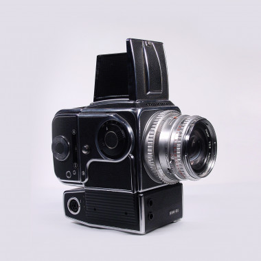 <p>Cámara fotográfica, (Hasselblad, 1968). Esta cámara fue la elegida para realizar las fotografías del primer alunizaje en 1969 durante la misión Apolo 11. / MUNCYT </p>