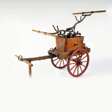 <p>Carro de bombreos de tiro manual (José Pimentel, finales de s.XX). Consiste en una bomba aspirante-impelente de accionamiento manual ubicada en el interior de un depósito de cobre. / MUNCYT</p>