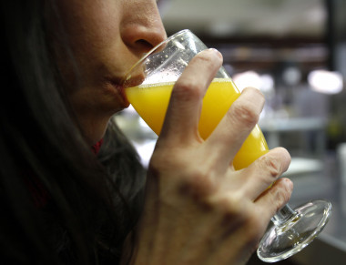 <p>Servir el zumo recién exprimido en vaso de cristal es mejor que almacenarlo en jarras metálicas. Imagen: SINC.</p>
