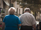 Pareja de ancianos paseando.