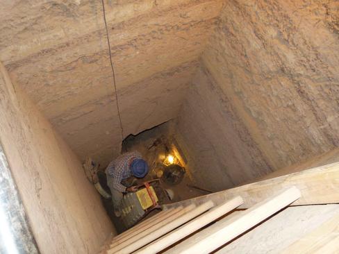 El antropólogo de la Universidad de Granada Miguel Botella, en una tumba excavada en la roca.