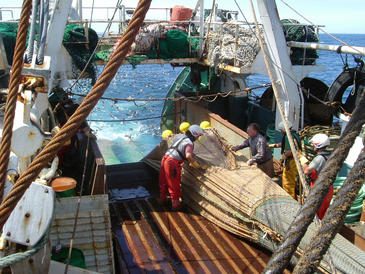 Barco arrastrero en plena maniobra. Imagen: Félix Sánchez Villarejo Barco arrastrero en plena maniobra. Imagen: Félix Sánchez Villarejo