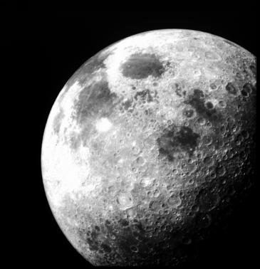 Ambos cuerpos celestes, la Tierra y la Luna, albergan reservas equivalentes de agua. / NASA Ambos cuerpos celestes, la Tierra y la Luna, albergan reservas equivalentes de agua. / NASA