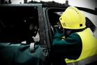 Bomberos rescatan a un accidentado. Imagen: Álvaro Millán  