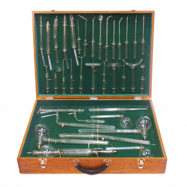 <p>Estuche muestrario con electrodos vacuos (Laboratorio Eléctrico Sánchez 1930-1950). Los electrodos eran útiles para múltiples terapias basadas en eluso de corrientes de alta y baja intensidad ./ MUNCYT</p>