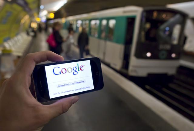 Página de inicio de Google en un teléfono inteligente en una estación del metro de París. / Ian Langsdon