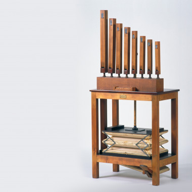 <p>Fuelle acústico con tubos sonoros (Bréton Frères 1865-1885). Este instrumento produce sonido en los tubos sonoros, gracias al fuelle en el que se almacena en aire al accionar el pedal. / MUNCYT</p>