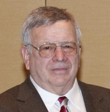 <p>El físico Gerald Guralnik (17 de septiembre de 1936 – 26 de abril de 2014) ayudó a comprender el Modelo Estándar gracias un ensayo publicado explicaba la masa de las partículas elementales. / Wikipedia </p>