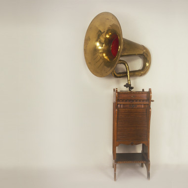 <p>Gramófono de salón (Mammut, 1907-1914). El tamaño de su bocina permitía amplificar en gran medida el sonido. Gracias a la maquinaria, no era necesario accionar constantemente la manivela. / MUNCYT</p>