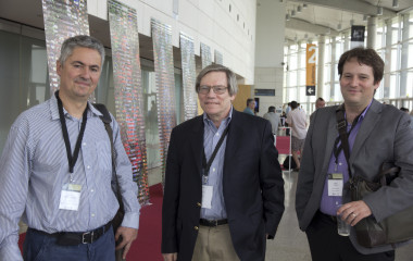 <p>Alan Guth, creador del modelo de inflación cósmica; Roger O Brient, de BICEP; y Enrique Martínez, de la misión Planck, juntos en el <a href="http://www.agenciasinc.es/Reportajes/Los-fisicos-de-Planck-y-BICEP-se-aliaran-para-confirmar-o-desmentir-los-primeros-ecos-del-Big-Bang" target="_self">ICHEP2014 en Valencia</a>. </p>