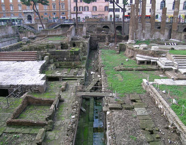 Hasta ahora no se había recuperado ningún testimonio material de este hecho tantas veces representado en la pintura historicista y en el cine. En la imagen Torre Argentina en Roma. Imagen: CSIC.