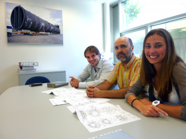 <p>De izquierda a derecha, Andrés Castro, Iván Vázquez y Belén González, miembros del Departamento de I+D+i de la empresa. Foto: FICYT. </p>