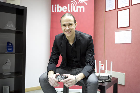 <p>David Gascón, cofundador de Libelium, con algunos de los sensores Waspmote utilizados en el nuevo kit. / Libelium</p>
