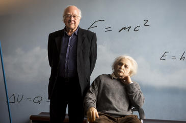 Peter Higgs posaba ayer para los medios en el CosmoCaixa de Barcelona. Imagen: SINC Peter Higgs posaba ayer para los medios en el CosmoCaixa de Barcelona. Imagen: SINC