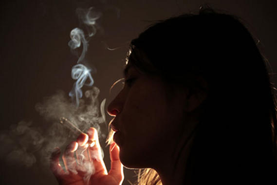 <p>El tabaco es uno de los hábitos que más hace aumentar la incidencia de cáncer en el mundo. Imagen: SINC</p>