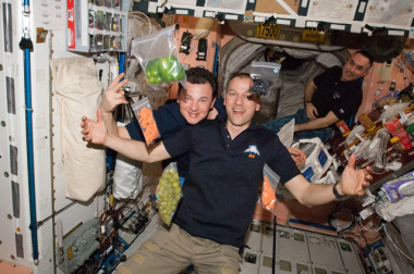 <p>Llegada de los alimentos frescos a la Estación Espacial Internacional. / NASA</p>
