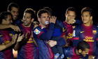 El argentino del F.C.Barcelona Leo Messi, con su hijo celebra la consecución del campeonato de Liga 2012-201. / Efe