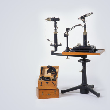<p>Lámpara de hendidura (Carl Zeiss, c. 1930). Dispositivo utilizado en oftalmología y optometría que permite explorar la parte exterior del ojo: párpado, conjuntiva, córnea, iris, cristalino y cámara anterior. / MUNCYT</p>