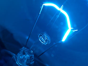 La deuda que tiene el Estado con las compañías eléctricas por el déficit de tarifa podría llegar a los 30.000 millones de euros a finales de 2012. Imagen: Fatto