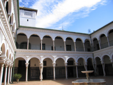 <p>Patios tradicionales, como este del convento de Santa Paula (Sevilla), sirven de referencia a los investigadores. Imagen: Juan M. Rojas.</p>