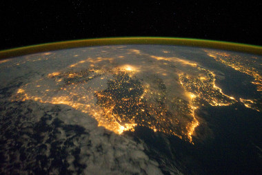 <p>La península Ibérica de noche vista desde el espacio.</p>