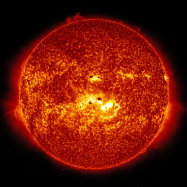 Las manchas solares, como las que se ven en el centro de esta imagen, informan de la actividad del Sol. / NASA/SDO