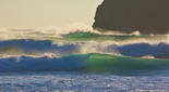 Olas rompiendo en una playa.
