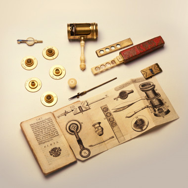 <p>Microscopio compuesto (E. Culpeper, 1715-1730). Las lentes se sitúan en los extremos del tubo de latón, pero puede desmontarse y guardarse en una caja, lo que permite su fácil transporte./ MUNCYT</p>