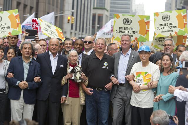 El Secretario General de las Naciones Unidas, Ban Ki-Moon, junto a Al Gore, ex vicepresidente de  los EE UU y Premio Nobel, la primatóloga Jane Goodall, Bill de Blasio, alcalde de la ciudad de Nueva York y Ségolène Royal, ministro de Medio Ambiente, Desarrollo Sostenible y Energía de Francia. / UN Photo/Mark Garten.