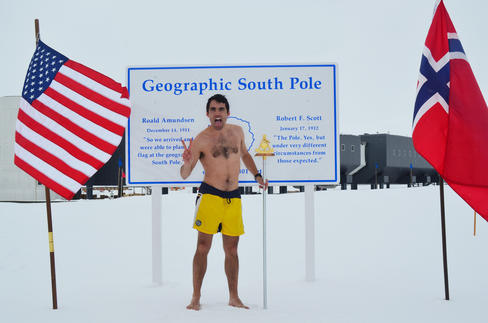 Carlos Pobes desafía al frío antártico en bañador.