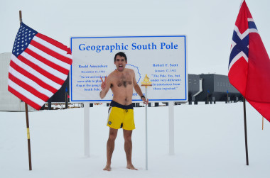 <p>Carlos Pobes desafía al frío antártico en bañador a -12,2 ºC en una imagen cedida por él mismo.</p>