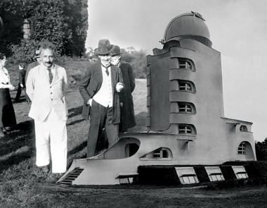 <p><strong>FOTOGALERÍA. </strong>La Torre de Einstein en el Observatorio Potsdam, inaugurada en 1921, se eligió para medir la desviación solar gravitacional hacia el rojo. / American Institute of Physics. <strong>(6/12)</strong></p>