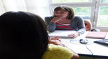 Iris García-Meras, una de las psicooncólogas que forma el equipo de la AECC en Madrid, pasando consulta. Imagen: AECC