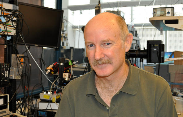 <p>Rafael Yuste en su laboratorio de la Universidad de Columbia, en Nueva York. / SINC</p>