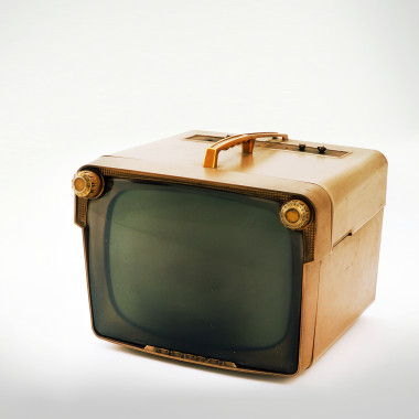 <p>Televisor (Zenith, c. 1960). Es portátil, aunque bastante pesado. La empresa Zenith fue la primera en introducir un mando a distancia para los televisores a mediados de los años 50. / MUNCYT</p>