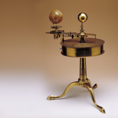 <p>Tellurium (George Adams c. 1789). Con este instrumento se pueden explicar las fases lunares, así como las estaciones y el ciclo del día y la noche. / MUNCYT</p>