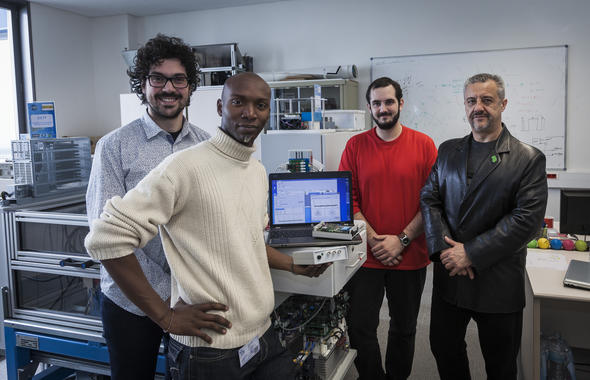 Luis Romeral, a la derecha, con su equipo en el MCIA Innovation Electronics de CIT UPC. / Ramón Fornel