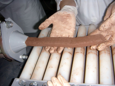 <p>Los ladrillos salen de la máquina "como churros" y luego se cortan. Imagen: C. Martinez et al./UJAEN.</p>