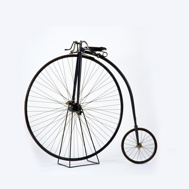 Velocípedo (Rudge c. 1885). Este vehículo se creó con el objetivo de conseguir mayor velocidad, al agrandar la rueda delantera para poder recorrer una mayor distancia por cada pedalada.