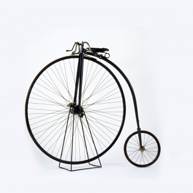 <p>Velocípedo (Rudge c. 1885). Este vehículo se creó con el objetivo de conseguir mayor velocidad, al agrandar la rueda delantera para poder recorrer una mayor distancia por cada pedalada. </p>