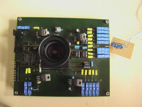 La “retina artificial” consiste en una lente unida a una placa de circuito