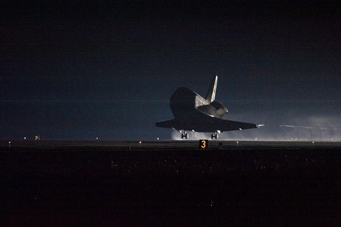 El Endeavour vuelve a la Tierra