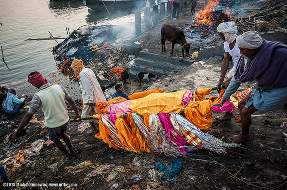 Cadáver colocado en el Ganges, India- Michał_Huniewicz