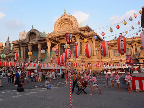 En el país nipón, entre los meses de julio y agosto se celebra el festival de Bon Odori. Las danzas tradicionales japonesas con origen budista dan la bienvenida a las almas de los ancestros alrededor de una torre construida y decorada para la ocasión. / X_X 