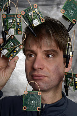 <p>Hendrik Hamann, físico analítico de IBM examina varios sensores inalámbricos utilizados para detector condiciones ambientales como temperatura, humedad gases y compuestos químicos. / Jon Simon / IBM</p>