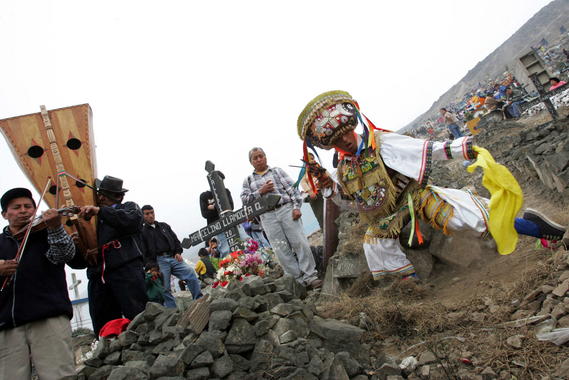 la danza de las tijeras, día de Todos los Santos, Perú- EFE