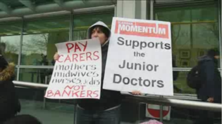 Bloqueo-en-los-quirofanos-ingleses-por-la-huelga-de-medicos-residentes_image315_video