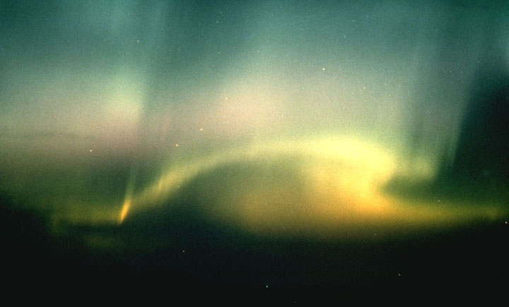 Previsualización de La tormenta solar ilumina el cielo con espectaculares auroras boreales