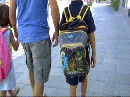 Previsualización de Los médicos aconsejan reducir el peso de las mochilas